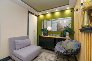 Tremannsrom – deluxe | Skrivebord for bærbar PC, strykejern/-brett og wi-fi (inkludert)