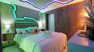 Un dormitorio moderno con cama, mesitas de noche y mesilla.