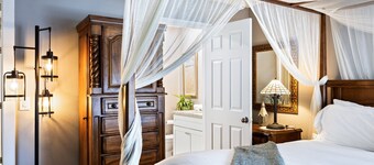 Hidden Creek Canyons Retreat: Alpine Charm, Private Hot Tub, Sleeps 10, Cozy Fireplace,