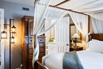 Hidden Creek Canyons Retreat: Alpine Charm, Private Hot Tub, Sleeps 10, Cozy Fireplace,