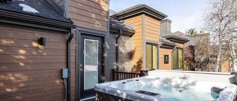 Tina de hidromasaje al aire libre