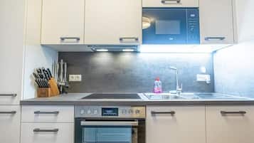 Een oven, een kookplaat, een koffiezetapparaat/waterkoker