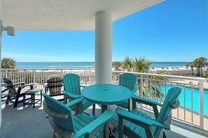 Outdoor dining - Palacio 102 | Oceanfront, Beachside Pool | My Beach Getaways (Pensacola)