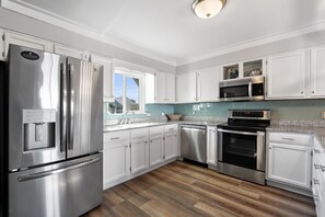 Refrigerador, microondas, horno y parrilla de estufa 