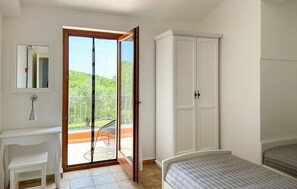 2 habitaciones, tabla de planchar con plancha y cuna de viaje