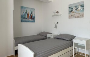 2 quartos, ferros/tábuas de passar roupa, berço de viagem