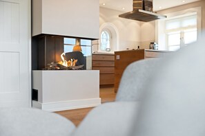 Unclassified image, 4 of 39, button