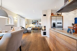 Unclassified image, 3 of 39, button