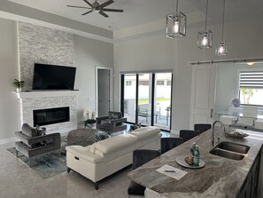 Smart-TV, Kamin, Arbeitsbereiche