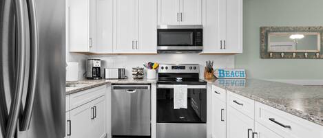 ثلاجة، ميكروويف، فرن، موقد طهي مسطح