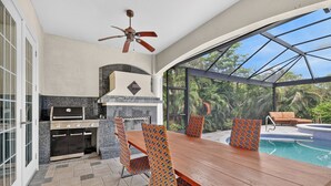 Outdoor dining - Luxe Escape in The Forest Country Club - South Fort Myers (Fort Myers)