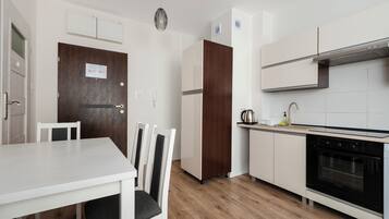 Geladeira, fogão, cooktop, lava-louças