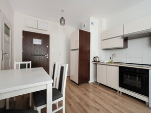 Kylskåp, ugn, spishäll och diskmaskin