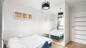 A modern bedroom with a single bed, a mirror, and a wardrobe. - Racjonalizacji Stylish Apartment (Warszawa)