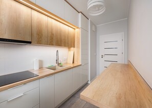 Frigorifero, microonde, forno, piano cottura