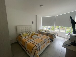Desk, laptop workspace, iron/ironing board, free WiFi - Ingenio Park 83 - Apartaestudios (Cali)