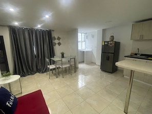 Eenvoudig appartement | Een bureau, een laptopwerkplek, een strijkplank/strijkijzer, gratis wifi