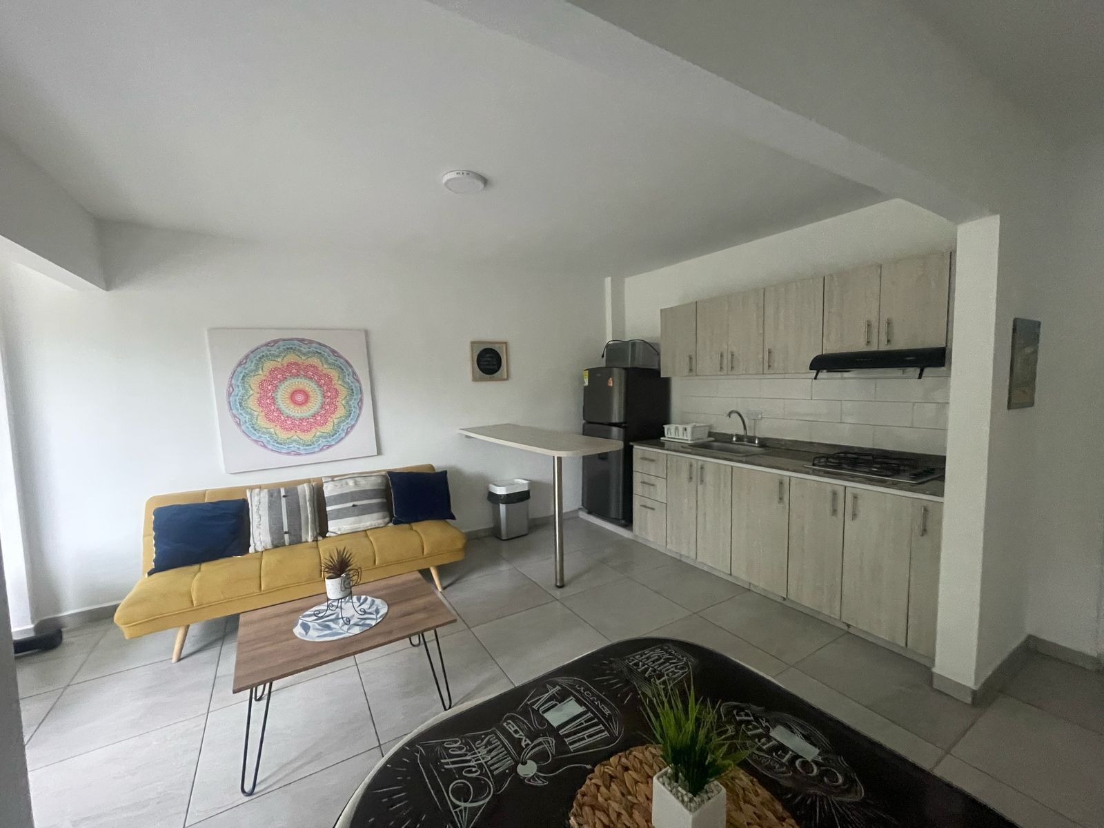 Escritorio y espacio para trabajar con laptop 