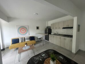 Meja kerja, ruang kerja ramah laptop, dan setrika/meja setrika