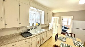 Interior - Cozy 1-bedroom house w/ WiFi. Work, weekend getaway or celebration? Great place (Manchester)