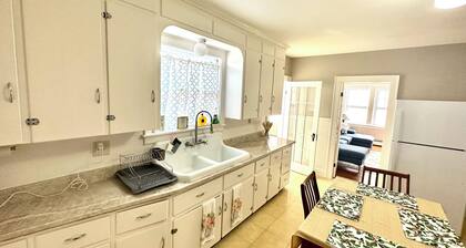 Cozy 1-bedroom house w/ WiFi. Work, weekend getaway or celebration? Great place