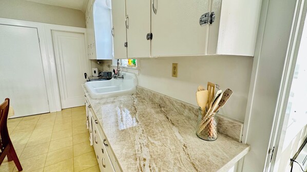 Interior - Cozy 1-bedroom house w/ WiFi. Work, weekend getaway or celebration? Great place (Manchester)