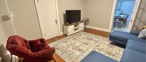 Televisio, työhuone, tietokoneen näyttö, tulostin