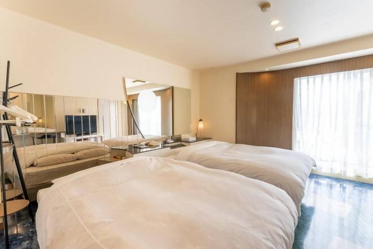 Decoración personalizada, muebles diferentes y cortinas blackout