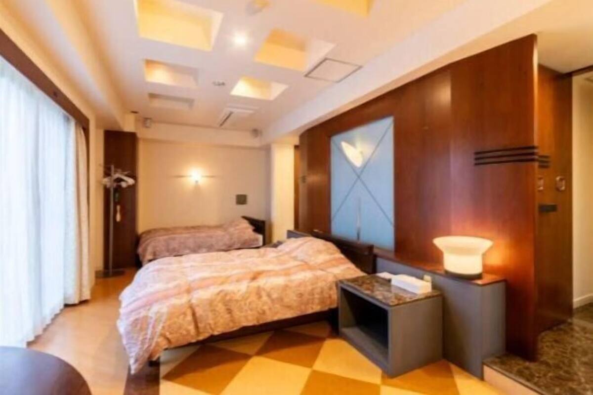 Decoración personalizada, muebles diferentes y cortinas blackout