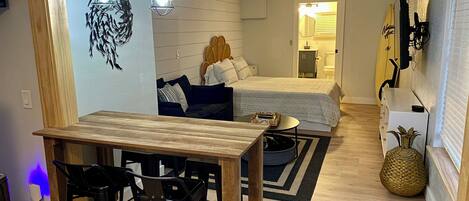 1 makuuhuone, tallelokero huoneessa, Wi-Fi, vuodevaatteet