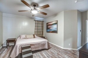 4 bedrooms, desk, free WiFi, bed sheets