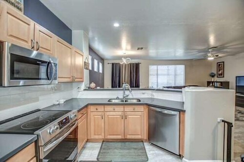 Sunbeam Sanctuary | 4b2b | Pet Friendly | Hot Tub in Surprise