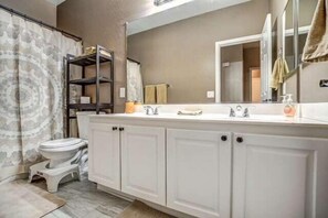 Shower, jetted bath, hair dryer, towels