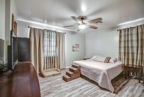 4 bedrooms, desk, free WiFi, bed sheets