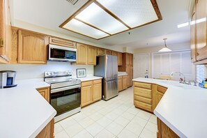 Kjøleskap, mikrobølgeovn, ovn og kokeplater