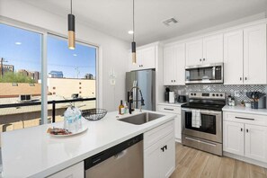 Fridge, microwave, oven, stovetop - Slam Dunk | Downtown PHX | a few blocks from Chase Field & Suns' stadium (Phoenix)