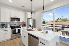 Een koelkast, een microgolfoven, een oven, een kookplaat