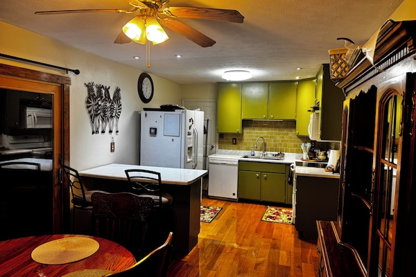 ثلاجة، ميكروويف، فرن، موقد طهي مسطح