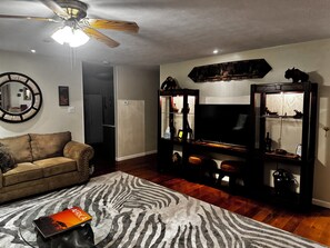 Smart TV - Experience Peace, Relaxation and Comfort in Kentucky with a touch of KENYA! (Dover)