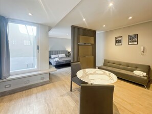 Apartment, 1 Bedroom, Smoking, Balcony | Living room