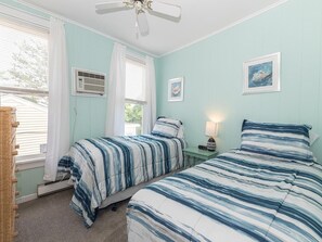 3 bedrooms, iron/ironing board, free WiFi, bed sheets - Walk to Beach - Town Steps from Congress Hall (Cape May)