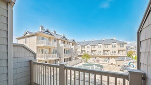 Un immeuble résidentiel doté de nombreux balcons et offrant une vue dégagée sur les environs.