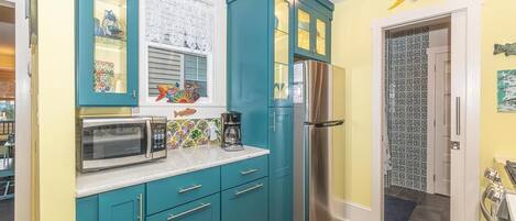 Frigorífic, microones, forn i placa de cuina