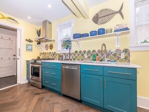 Kylskåp, mikrovågsugn, ugn och spishäll