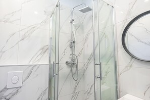 Shower, hair dryer, towels, shampoo