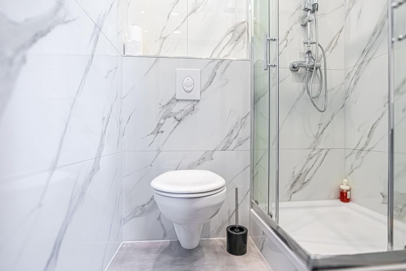 Dusche, Haartrockner, Handtücher, Shampoo