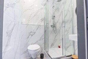 Doccia, asciugacapelli, asciugamani, shampoo