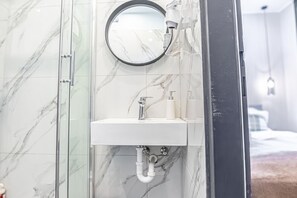 Shower, hair dryer, towels, shampoo