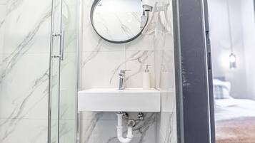 Dusche, Haartrockner, Handtücher, Shampoo