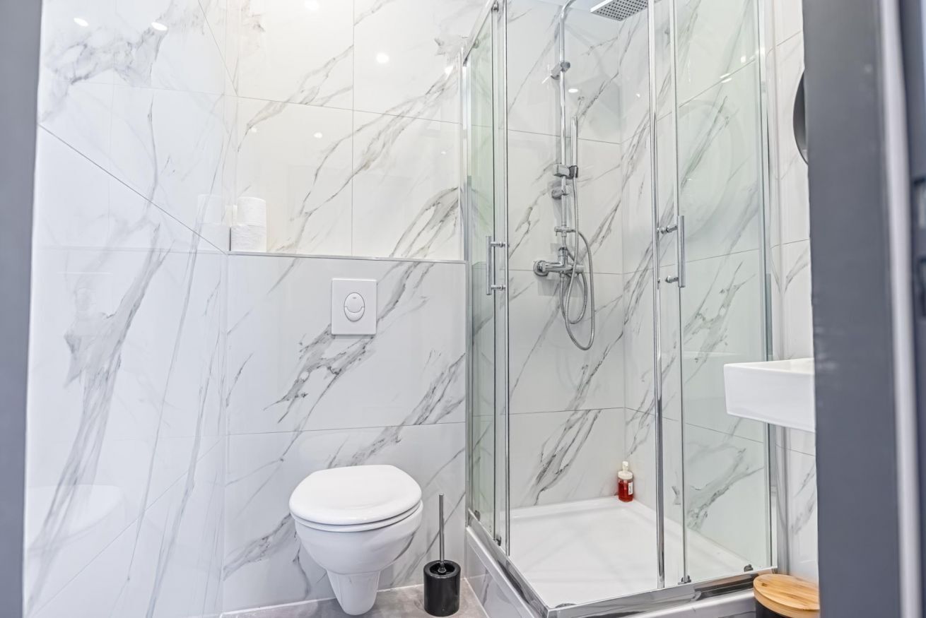 Dusche, Haartrockner, Handtücher, Shampoo